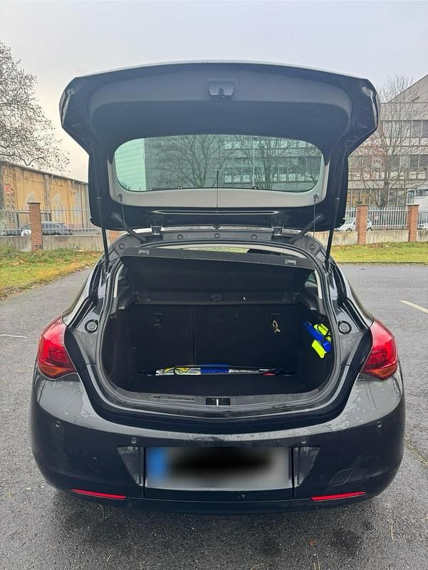 Gebraucht Opel Astra 122 PS (89 kW) 2012 Schwarz Limousine