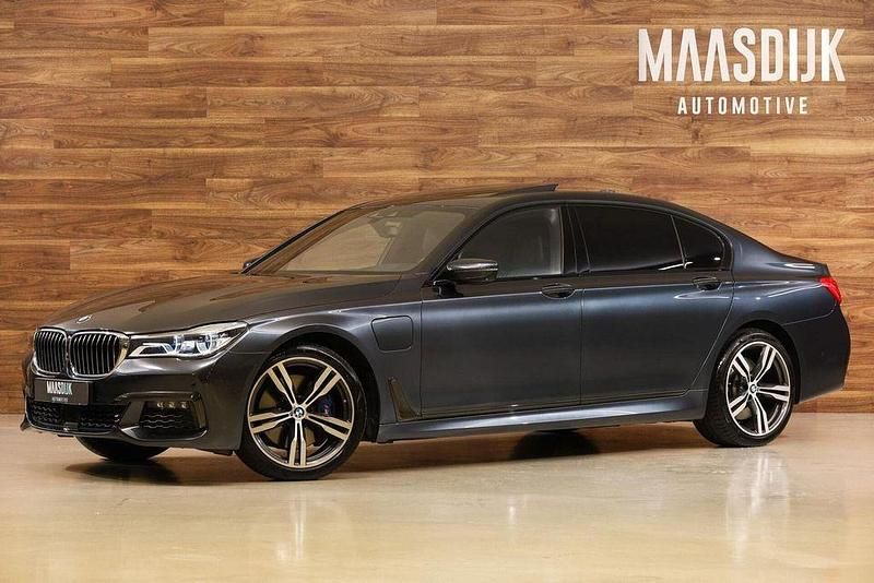 Grau Gebraucht 2019 BMW 740 M Sport Limousine | 43.740 € (Teuer) - Bild 1/3