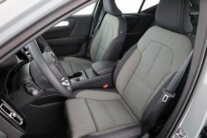 Usado Volvo XC40 163 HP (119 kW) 2024 Cinzento SUV