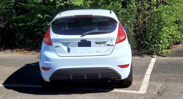 Gebraucht Ford Fiesta Trend 95 PS (69 kW) 2010 Weiß Kleinwagen