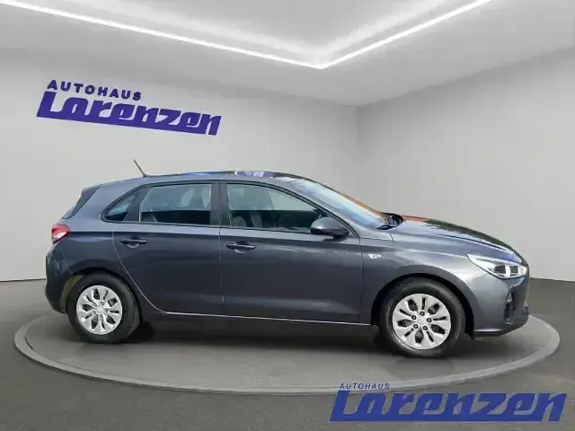 Gebraucht Hyundai i30 95 PS (69 kW) 2017 Pepper grey (braun) Limousine