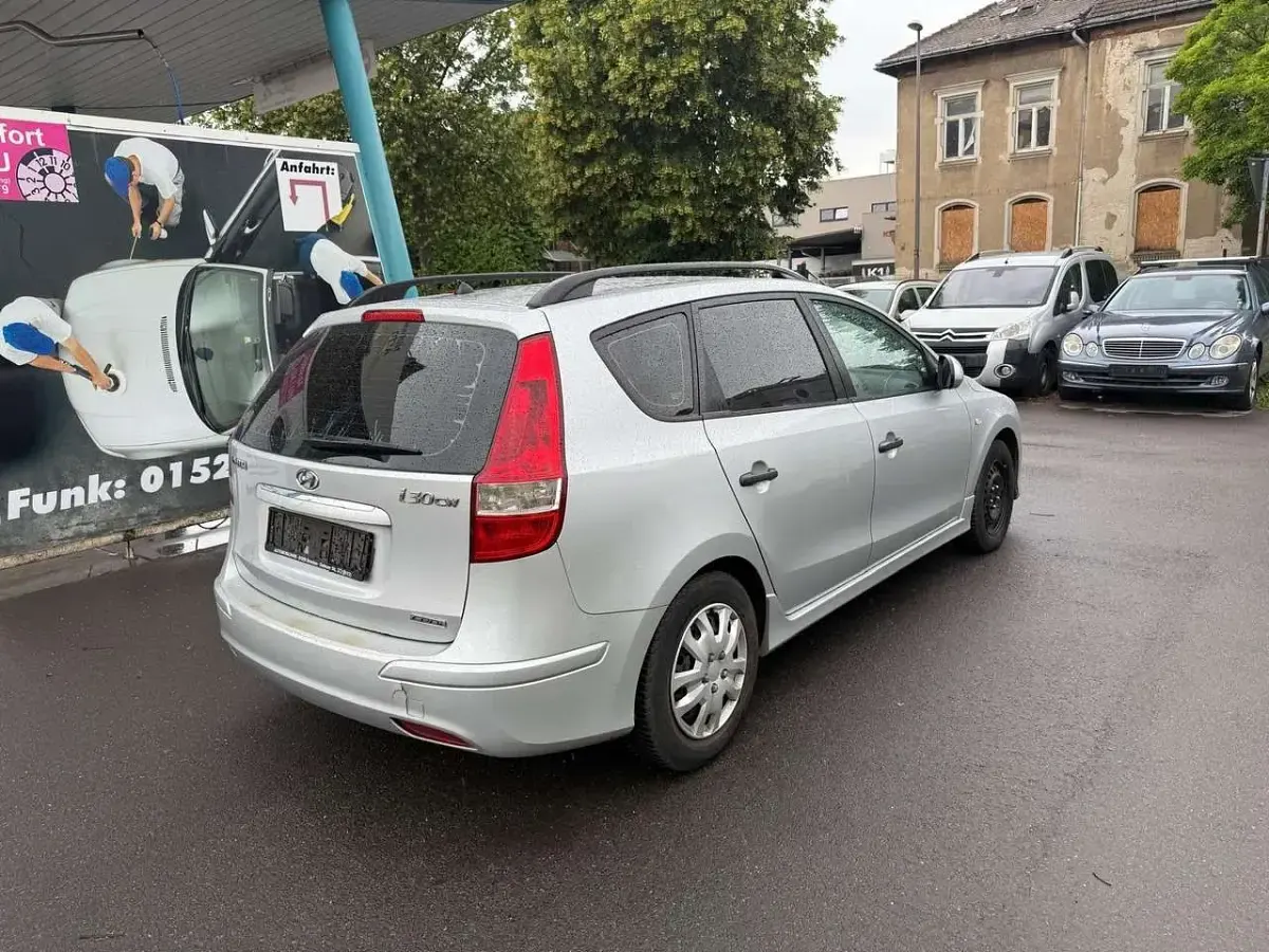 Gebraucht Hyundai i30 116 PS (85 kW) 2011 Silber Kombi