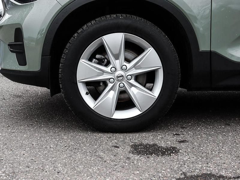 Gebraucht Volvo XC40 Core 163 PS (119 kW) 2023 Gruen SUV