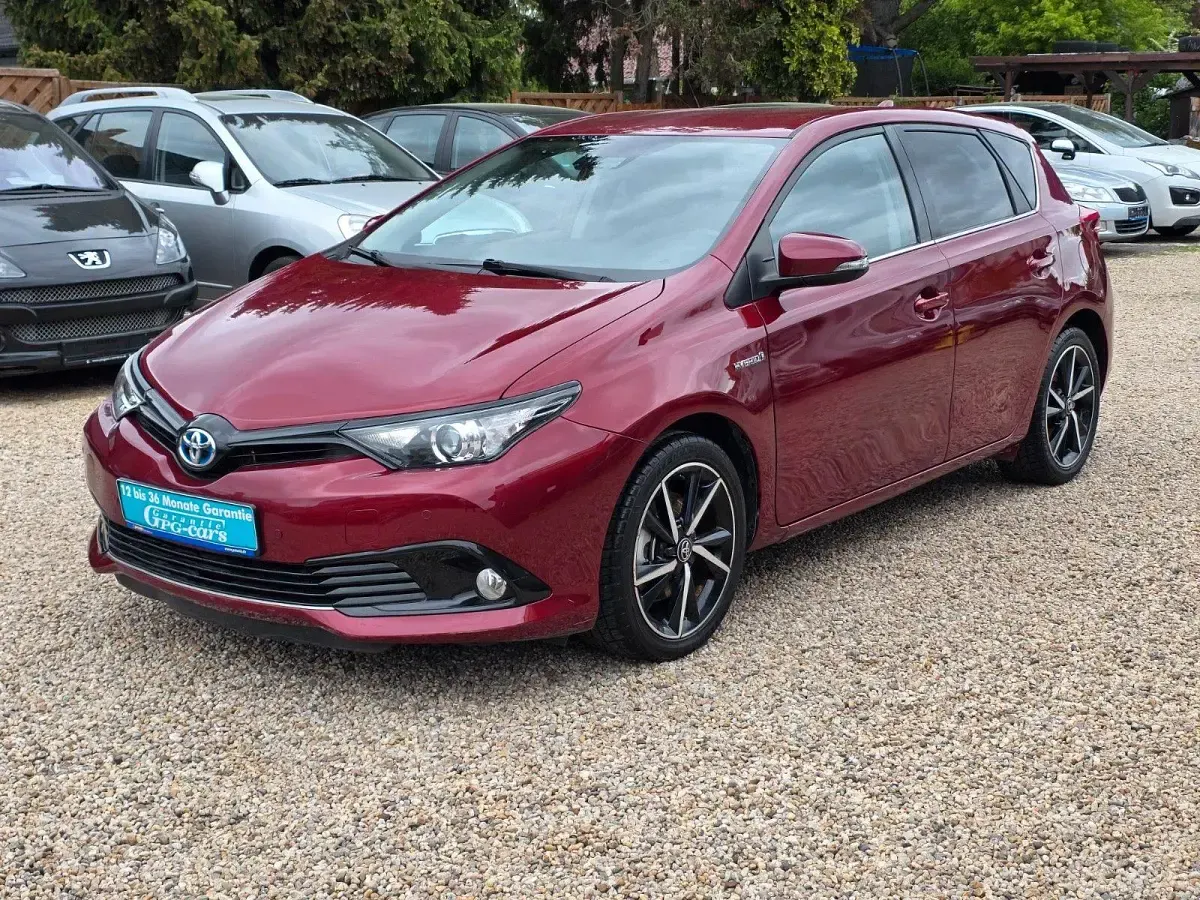 Gebraucht Toyota Auris Hybrid 136 PS (100 kW) 2018 Rot Limousine