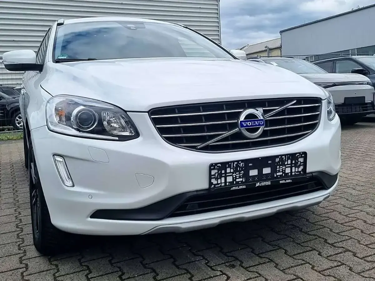 Gebraucht Volvo XC60 Momentum 190 PS (139 kW) 2017 Weiß SUV