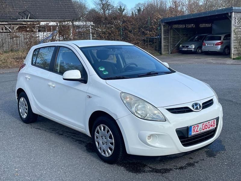 Gebraucht Hyundai i20 Classic 77 PS (56 kW) 2011 Weiß Kleinwagen