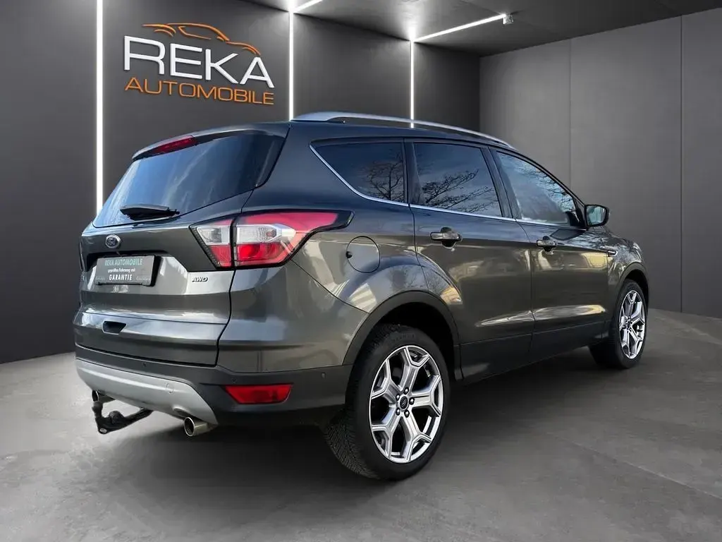 Usata Ford Kuga Titanium 179 CV (131 kW) 2019 Grigio SUV