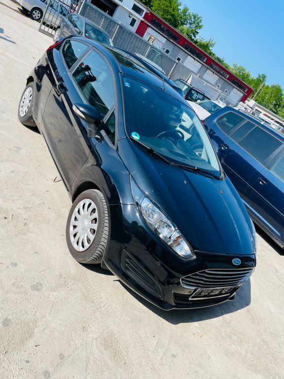 Pantherschwarz metallic Gebraucht 2014 Ford Fiesta Trend Kleinwagen | 4.199 € (Superpreis) - Bild 1/4