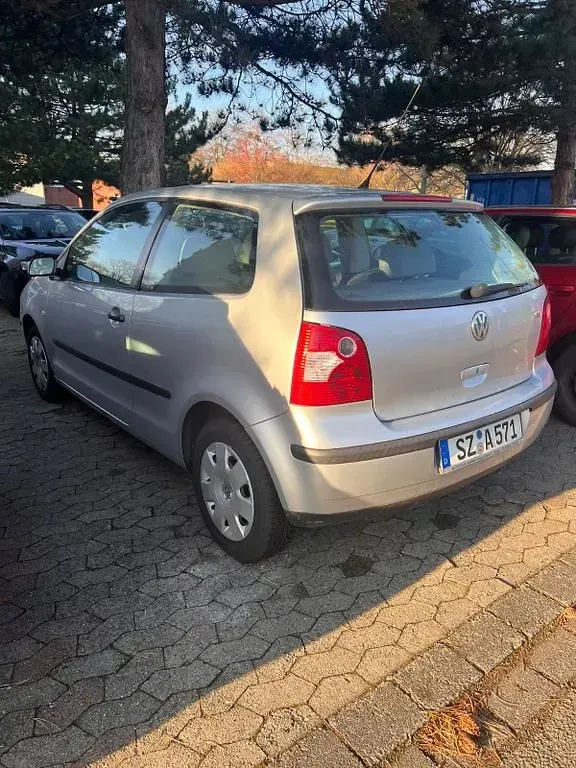 Gebraucht VW Polo Basis 64 PS (47 kW) 2004 Silber Kleinwagen