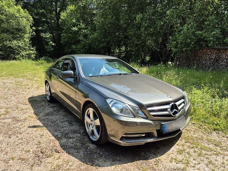 Grau Gebraucht 2011 Mercedes E250 Coupé | 10.750 € (Guter Preis) - Bild 1/4