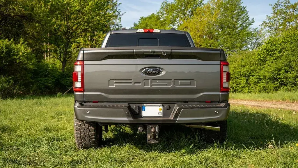 Używany Ford V8 Lariat 405 KM (297 kW) 2022 Szary SUV