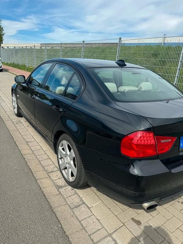 Second-hand BMW 320 170 CP (125 kW) 2010 Negru Berlinǎ