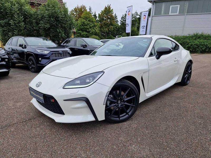 Crystal white (metallic) Gebraucht 2024 Toyota GR86 Coupé | 37.990 € (Fairer Preis) - Bild 1/4