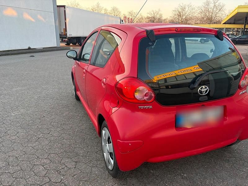 Gebraucht Toyota Aygo 69 PS (50 kW) 2005 Rot Kleinwagen