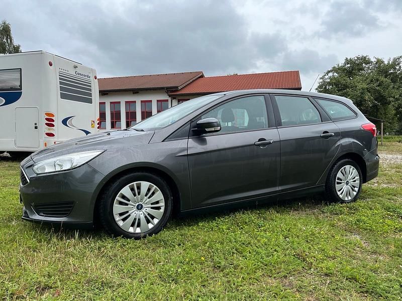 Grau Gebraucht 2015 Ford Focus Kombi | 10.500 € (Fairer Preis) - Bild 1/4
