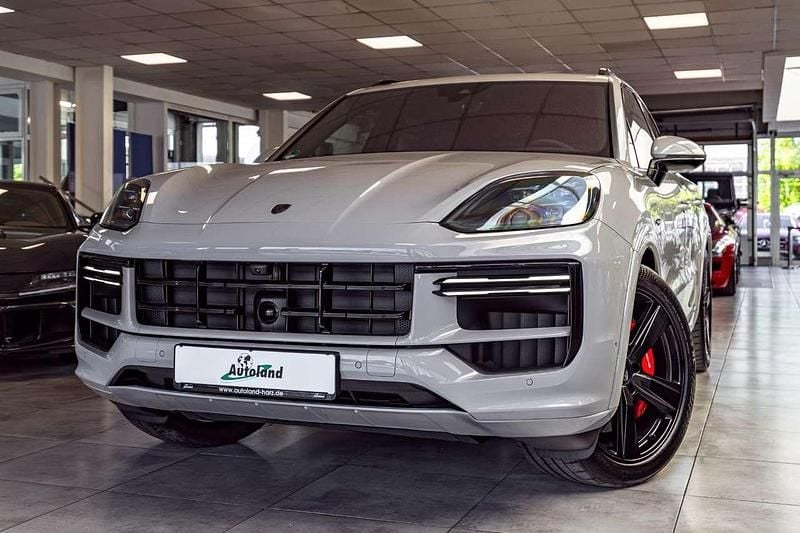 Grau Neu 2025 Porsche Cayenne Turbo E-Hybrid SUV | 219.441 € (Teuer) - Bild 1/4