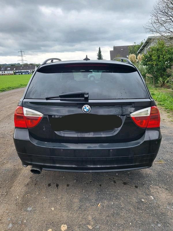 Gebraucht BMW 320 177 PS (130 kW) 2008 Schwarz Kombi