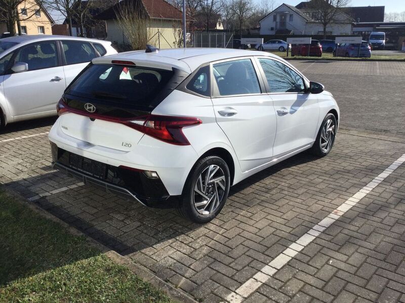 Gebraucht Hyundai i20 Trend 101 PS (74 kW) 2023 Weiß Kleinwagen