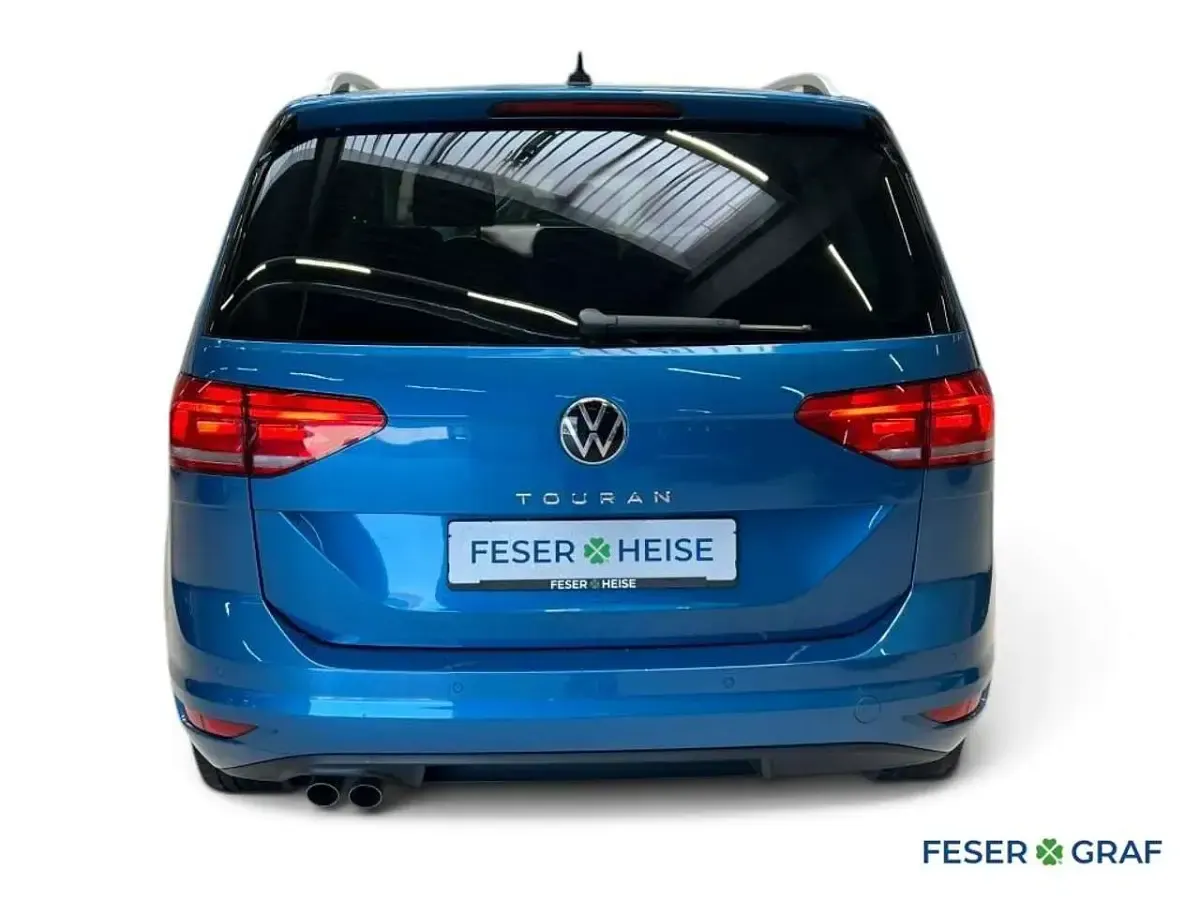 Gebraucht VW Touran Highline 150 PS (110 kW) 2023 Caribbean blue metallic Van / Kleinbus