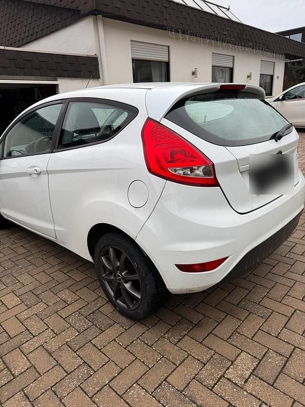 Gebraucht Ford Fiesta Ambiente 82 PS (60 kW) 2010 Weiß Kleinwagen