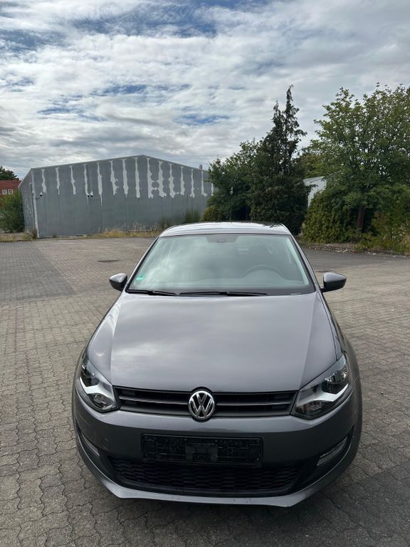 Grau Gebraucht 2010 VW Polo Style Limousine | 8.800 € (Fairer Preis) - Bild 1/4