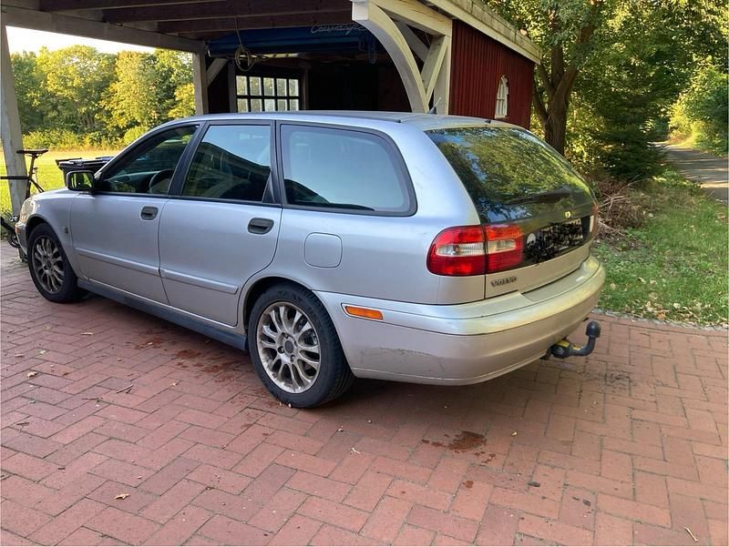 Silber Gebraucht 2003 Volvo V40 Kombi | 700 € (Guter Preis) - Bild 1/4