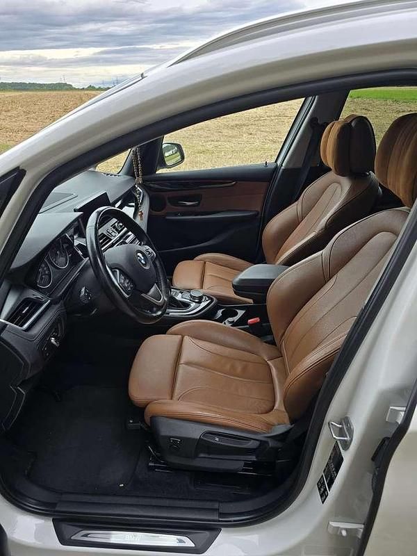 Weiß Gebraucht 2016 BMW 220 Gran Tourer Sport Line Van / Kleinbus | 16.400 € (Fairer Preis) - Bild 1/4