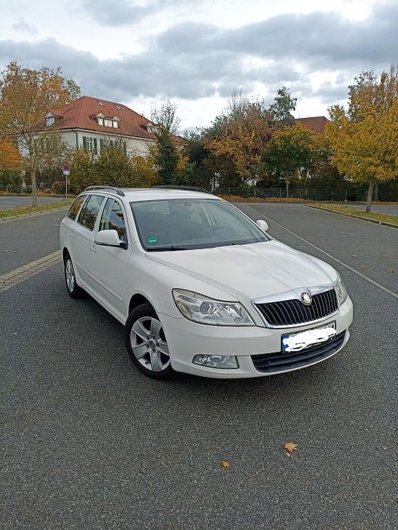 Weiß Gebraucht 2010 Skoda Octavia Elegance Kombi | 3.850 € - Bild 1/4