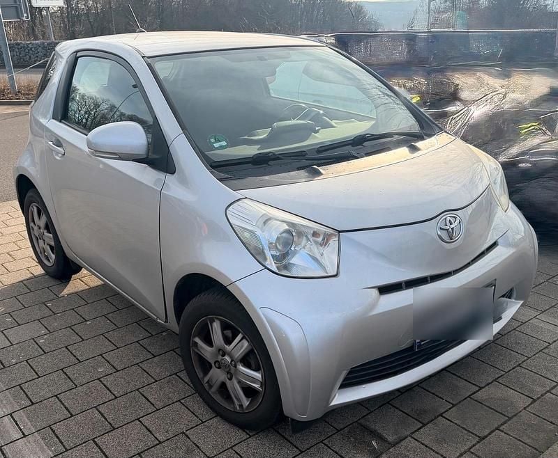 Silber Gebraucht 2009 Toyota iQ Kleinwagen | 4.400 € (Fairer Preis) - Bild 1/4