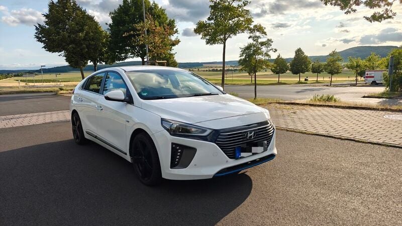 Weiß Gebraucht 2016 Hyundai Ioniq Premium Limousine | 14.800 € (Fairer Preis) - Bild 1/4