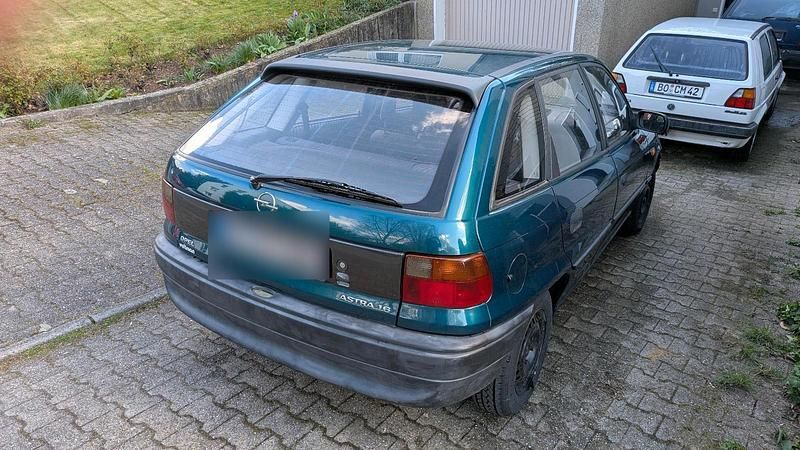 Gebraucht Opel Astra 75 PS (55 kW) 1997 Grün Limousine