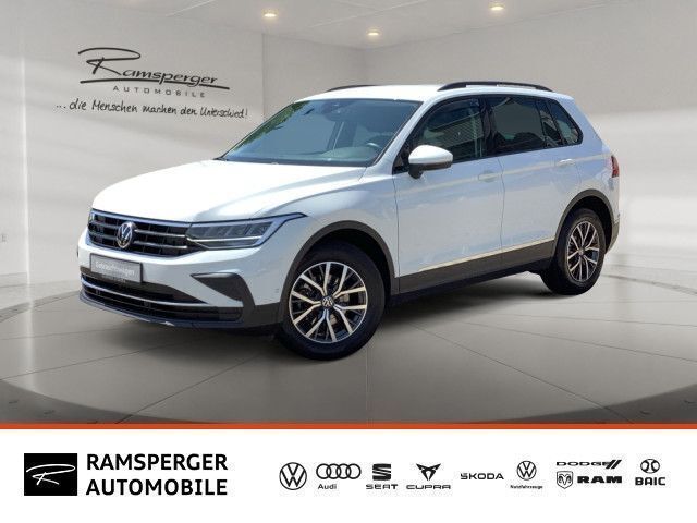 Weiß (0q pure white) Gebraucht 2023 VW Tiguan Life SUV | 29.990 € (Fairer Preis) - Bild 1/4
