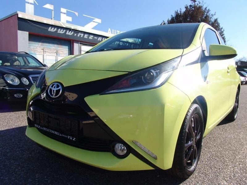 Dynamic yellow Gebraucht 2017 Toyota Aygo X-play Kleinwagen | 6.990 € (Fairer Preis) - Bild 1/4