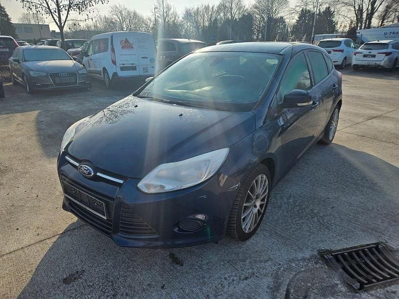 Blau Gebraucht 2012 Ford Focus Trend Limousine | 3.000 € (Superpreis) - Bild 1/4