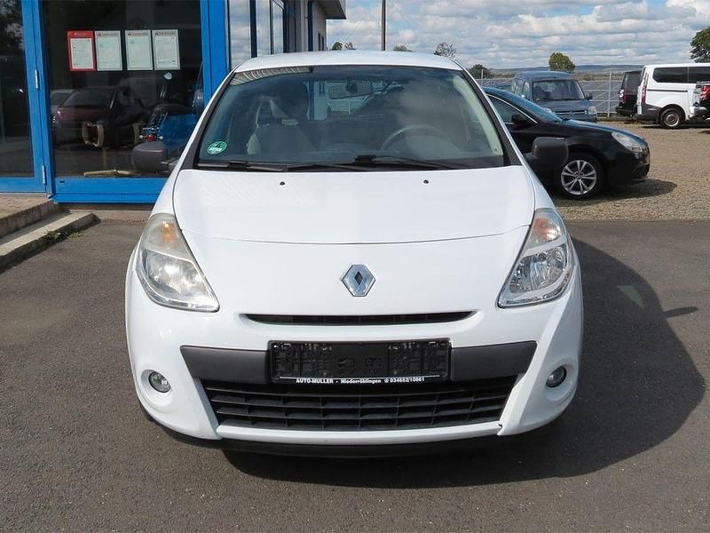 Gebraucht Renault Clio III Expression 75 PS (55 kW) 2010 Weiß Kleinwagen