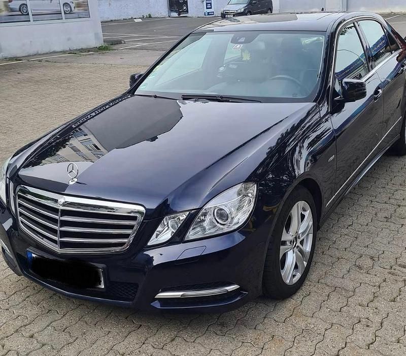 Blau Gebraucht 2012 Mercedes E200 Avantgarde Limousine | 8.700 € (Fairer Preis) - Bild 1/4