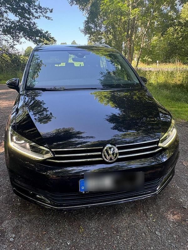 Schwarz Gebraucht 2020 VW Touran Highline Van / Kleinbus | 27.750 € (Etwas zu teuer) - Bild 1/4