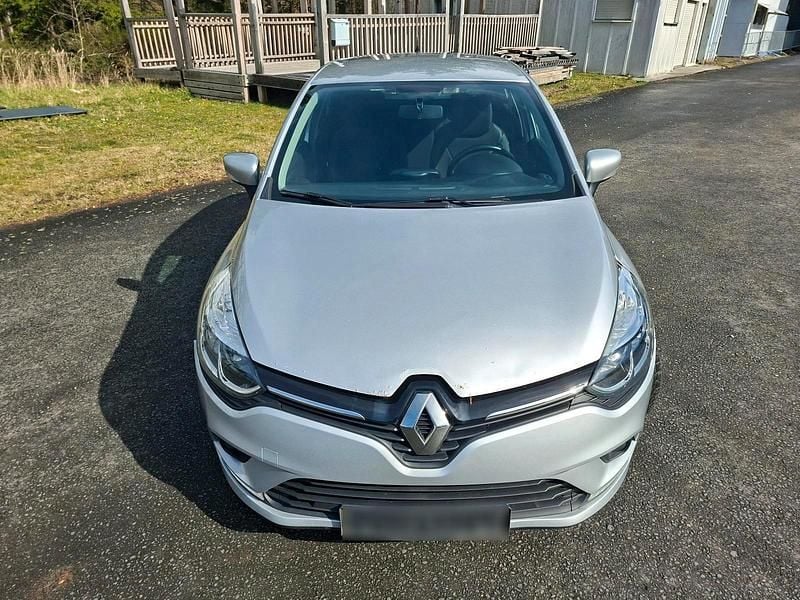 Gebraucht Renault Clio IV 90 PS (66 kW) 2016 Silber Limousine