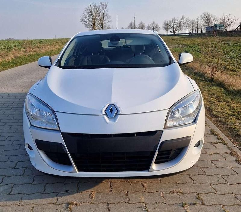 Weiß Gebraucht 2011 Renault Mégane Coupé Dynamique Coupé | 3.200 € (Fairer Preis) - Bild 1/4