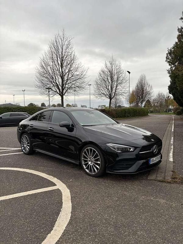 Schwarz Gebraucht 2021 Mercedes CLA200 AMG line Coupé | 30.500 € (Fairer Preis) - Bild 1/4