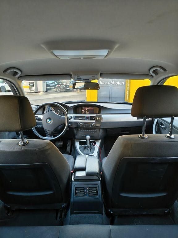 Gebraucht BMW 318 143 PS (105 kW) 2011 Silber Limousine