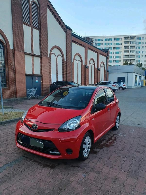 Rot Gebraucht 2014 Toyota Aygo Kleinwagen | 5.400 € (Guter Preis) - Bild 1/4