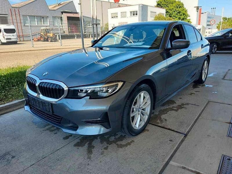 Grau Gebraucht 2021 BMW 318 M Sport Limousine | 25.390 € (Fairer Preis) - Bild 1/4