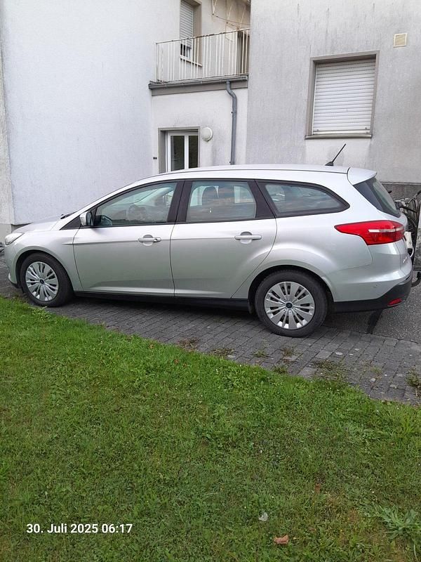 Silber Gebraucht 2017 Ford Focus Business Edition Kombi | 11.000 € (Fairer Preis) - Bild 1/4