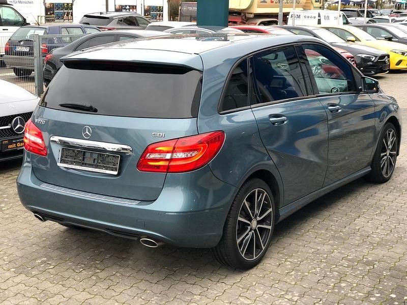Gebraucht Mercedes B220 Night 170 PS (125 kW) 2014 Blau Van / Kleinbus