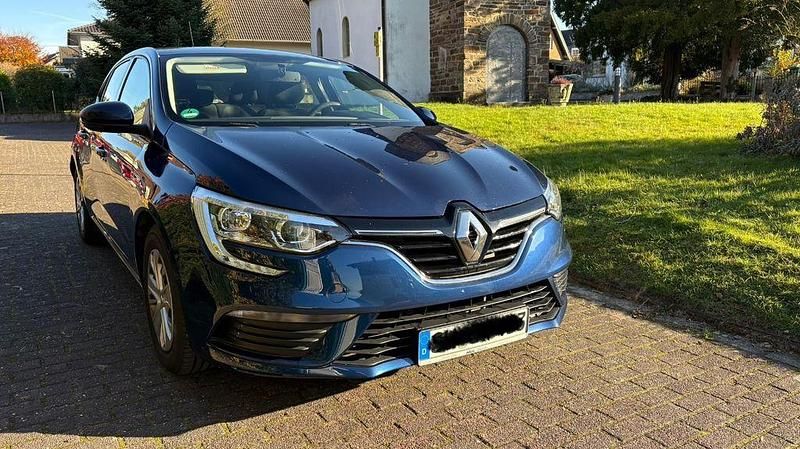 Blau Gebraucht 2017 Renault Mégane IV Limousine | 9.200 € (Guter Preis) - Bild 1/4