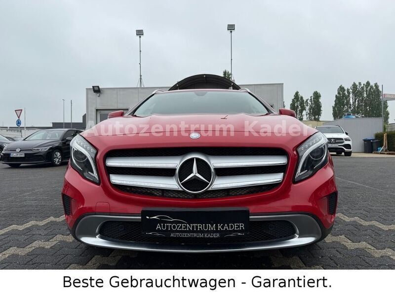 Rot Gebraucht 2016 Mercedes GLA250 SUV | 18.490 € (Fairer Preis) - Bild 1/4