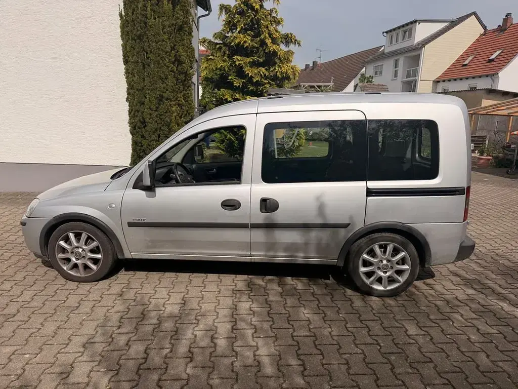 Używany Opel Combo 101 KM (74 kW) 2005 Srebrny Minivan