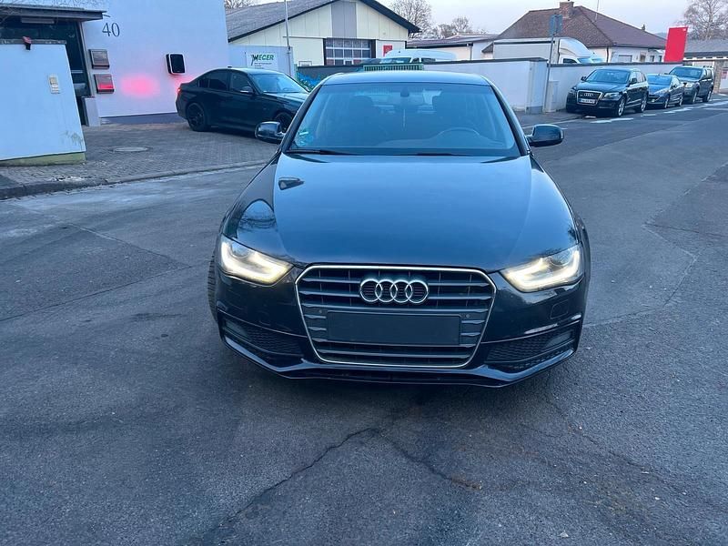 Blau Gebraucht 2015 Audi A4 Limousine | 12.500 € (Fairer Preis) - Bild 1/4