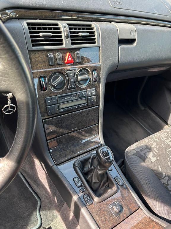 Gebraucht Mercedes E280 Avantgarde 193 PS (141 kW) 1996 Silber Limousine